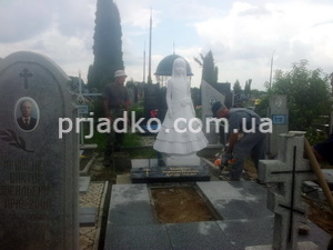 Установка статуи на могилу